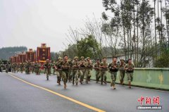 桂北陆军某旅组织12支荣誉连队同台比武竞技